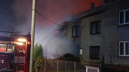 Hasiči zasahující u požáru domu v Jezernici na Přerovsku
