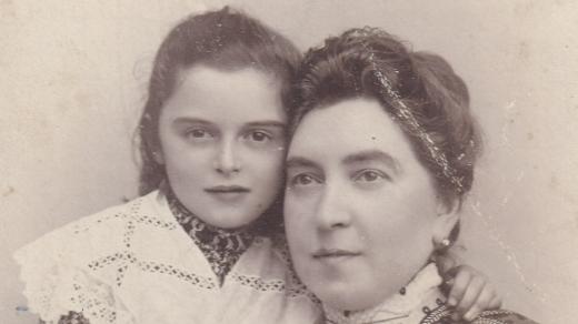 Regina Mändlová s dcerou Boženkou ve Vysokém Mýtě