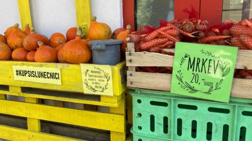 Samoobslužný prodej ovoce a zeleniny na Školním statku v Opavě