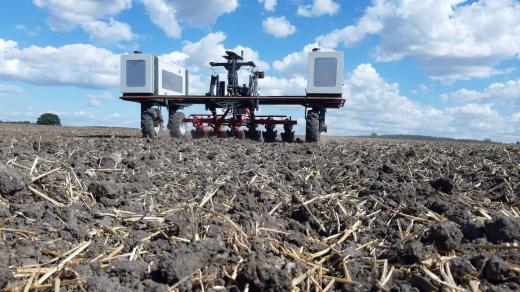 Autonomní roboty se začínají objevovat na polích včetně zemědělství východních Čech