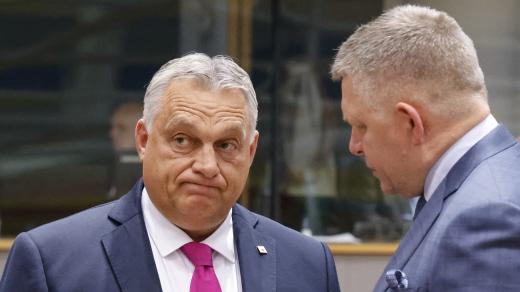 Maďarský premiér Viktor Orbán v rozhovoru se slovenským premiérem Robertem Ficem na summitu EU v Bruselu