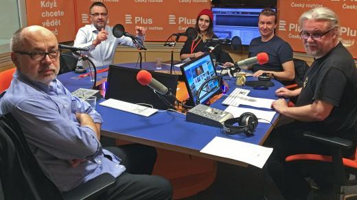 Ve studiu Plus debatují (zleva) Jiří Pehe, Martin Weiss, Apolena Rychlíková, Petr Honzejk a moderátor Petr Schwarz