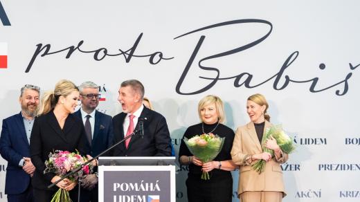 Neúspěšný kandidát na prezidenta Andrej Babiš s manželkou Monikou, Alenou Schillerovou (ANO), 1. místopředsedou hnutí ANO Karlem Havlíčkem, Babišova pravá ruka Tünde Bartha a další