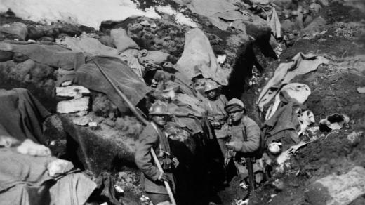 Italští vojáci v první linii alpských zákopů (mezi roky 1915-1918)