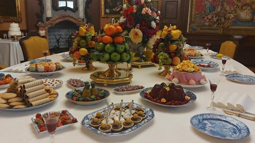 V reprezentativní jídelně je vše připraveno v duchu barokní hostiny