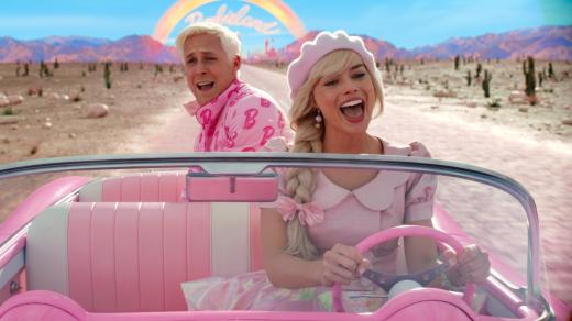 Ken (Ryan Gosling) a Barbie (Margot Robbie) na cestě do reálného světa