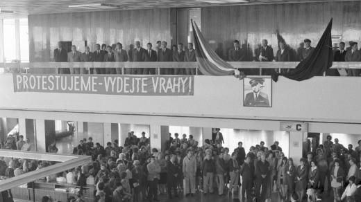 Shromáždění v červnu 1972 na ruzyňském letišti v Praze požadovalo vydání únosců letadla Slovairu