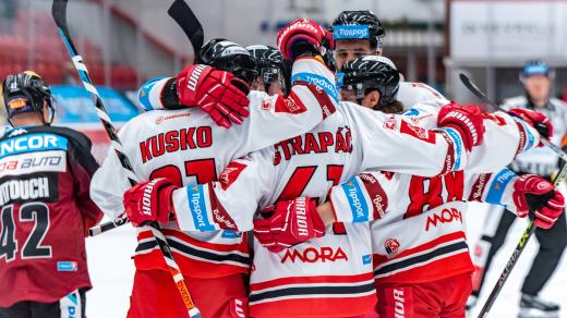 Hokejisté HC Olomouc se radují z gólu do sítě Sparty