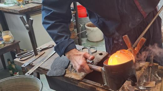 Ve sklářské dílně Petra Slavkovského