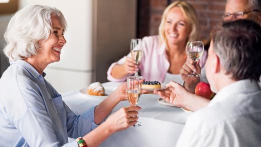 Oslava výročí, přípitek, šampaňské, sekt