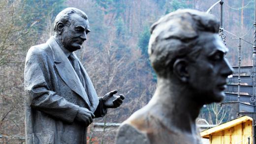 Socha Klementa Gottwalda a busta Julia Fučíka v nové expozici litiny v Blansku