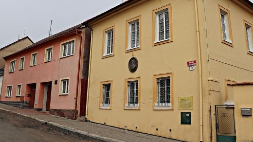 Dům, kde léčila Božena Kamenická (růžový) a vedle radnická fara spjatá s A. J. Puchmajerem