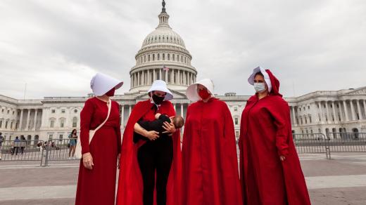 Ženy protestující proti novému texaskému zákonu o potratech před Kapitolem ve Washingtonu D.C.