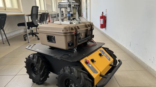 Menší čtyřkolový robot je určený hlavně k tomu, aby prováděl průzkum neznámého nebo obtížně dostupného prostředí |