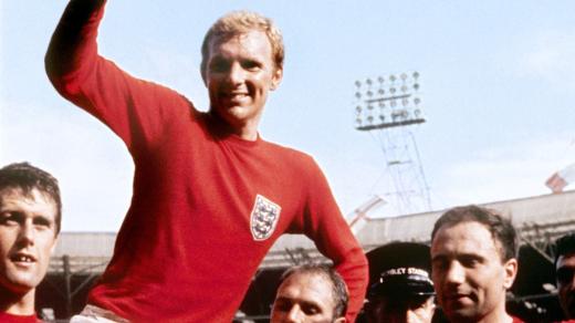 Geoff Hurst slaví se spoluhráči z Anglie titul na mistrovství světa v roce 1966