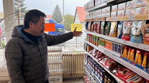 Prodejnu smíšeného zboží v Libřicích vede prodavač, co neumí česky
