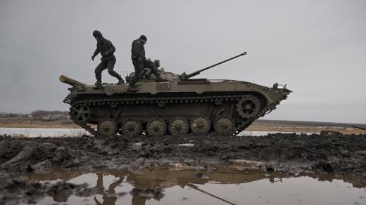 Ukrajinští vojáci na obrněném bojovém vozidle během cvičení v Doněcké oblasti na východní Ukrajině