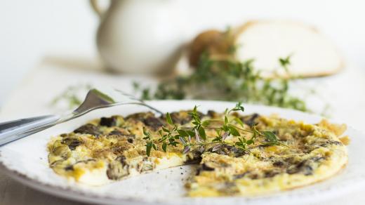 Omeleta by měla být hedvábně jemná, kyprá a lehce vláčná (ilustrační foto)