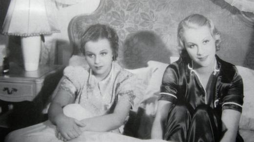 Eva Gerová a Adina Mandlová ve filmu Bílá vrána (repro)