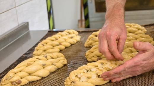 Jak se peče skládaná vánočka v pekárně ve Velkých Hamrech