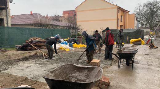 Dělníci připravují místo v centru Kojetína ke stavě bytových domů