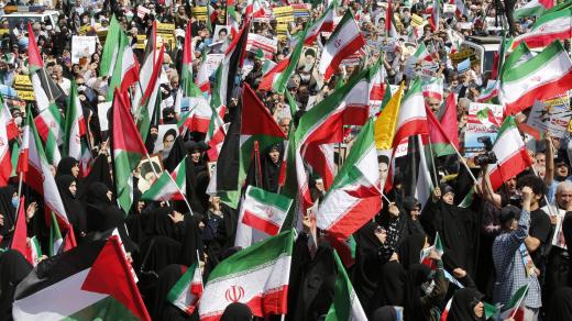 Protiizraelské shromáždění v Teheránu po explozích v okolí města Isfahán