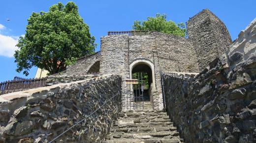 Vstup na hrad Svojanov z areálu gotické zahrady