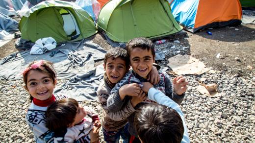Děti v řeckém uprchlickém táboře Idomeni, rok 2016