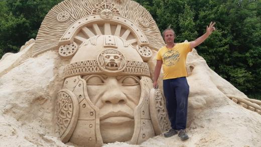 Michal Olšiak vytvořil z písku sochu římského vojáka