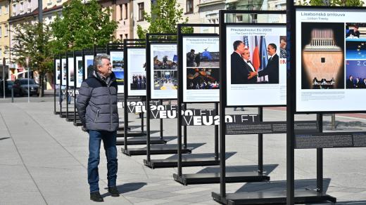 Výstava unikátních fotografií ČTK připomíná v Hradci Králové 20 let od vstupu Česka do EU