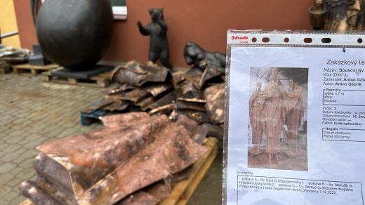 Velké bronzové sousoší věrozvěstů Cyrila a Metoděje vzniká v hornokalenské slévárně na Trutnovsku