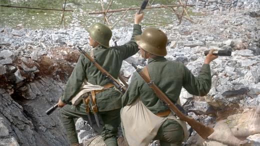 Rakouskouherští vojáci házející granáty