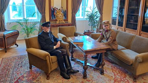 Při mimořádných příležitostech návštěvníky zámku vítá dvojník prezidenta Masaryka
