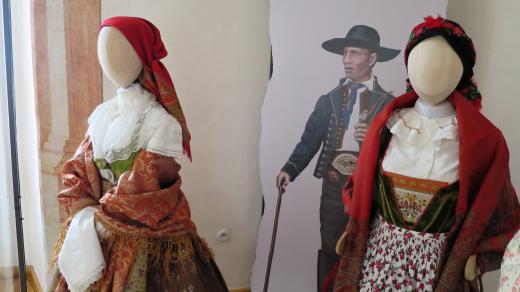 Výstava Jaké odění, takové uctění představuje lidové kroje Polabí, Orlických hor a českých vysočin