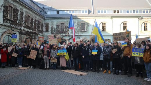 Shromáždění na podporu Ukrajině na nádvoří Tereziánské zbrojnice Univerzity Palacekého