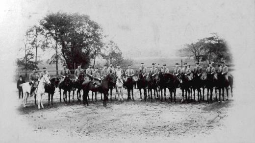 Členové jízdního odboru Sokola plzeňského, kteří koňmo vykonali cestu do Prahy a zpět ku IV. sletu všesokolskému ve dnech 28. a 30. června r. 1901