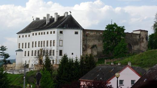 Úsovský zámek přímo navazuje na někdejší hradní areál