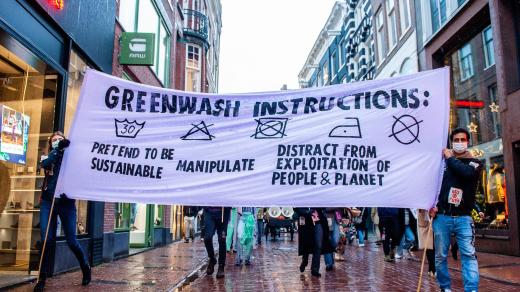 Demonstranti nesou návod na korporátní greenwashing