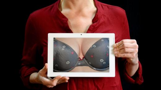 Ženy by si měly aspoň jednou měsíčně udělat samovyšetření obou prsů (ilustrační foto)