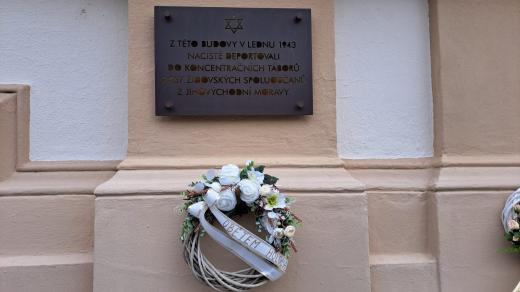 Uherský Brod, deska na budově gymnázia, připomínající oběti holokaustu