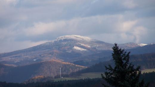 Mezi vrcholy vzniklé sopečnou činností patří také například Pustý zámek v Doupovských horách