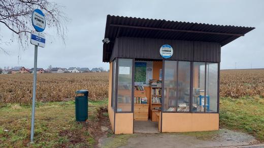 V Bačetíně mají autobusovou zastávku, která je i knihovnou a samoobslužným informačním centrem