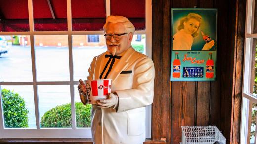 Figurína zakladatele KFC v Harland Sanders KFC Cafe & Museum v  Corbinu ve státě Kentucky
