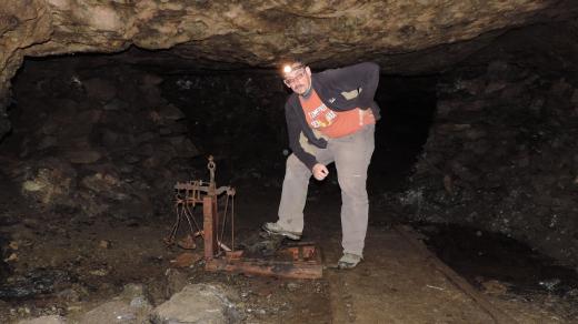 Richard Pokorný během měření půdorysu v bývalém uhelném dole Gil na severozápadě Islandu