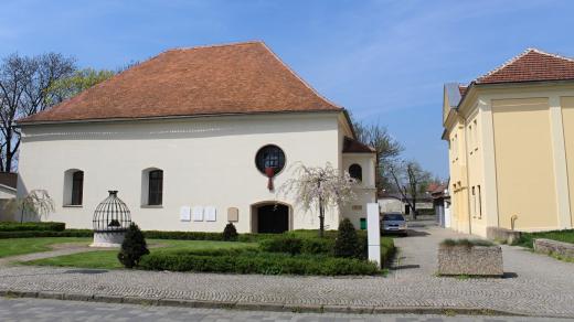 Budovu synagogy a rabínského domu v Kojetíně dnes využívá Československá církev husitská