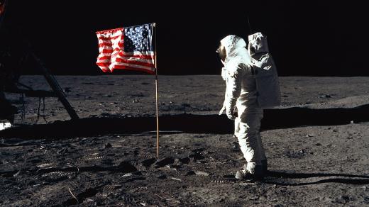 Mise Apollo 11: Astronaut Buzz Aldrin u maerické vlajky na Měsíci