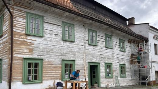V Polici nad Metují opravují budovu někdejší školy, více než 200 let staré takzvané Dřevěnky
