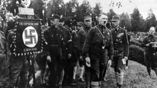 Nacisté v černých košilích v roce 1927. Zleva: Heinrich Himmler, Rudolf Hess, Gregor Strasser, Adolf Hitler, Franz von Salomon