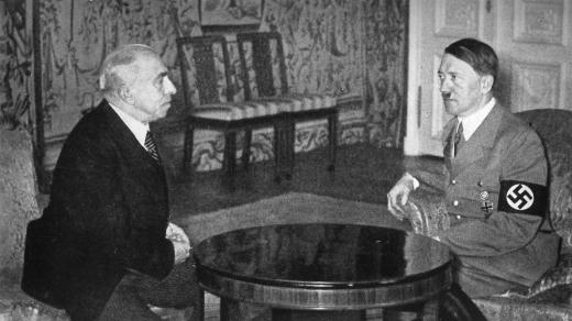Protektorátní prezident Emil Hácha a nacistický vůdce Adolf Hitler