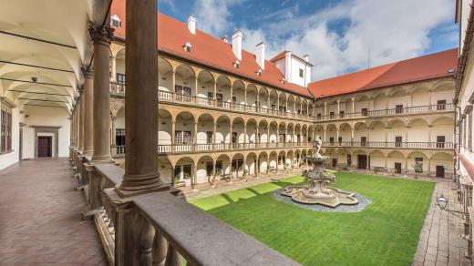 Nejkrásnějším místem bučovického zámku je nádvoří s kašnou